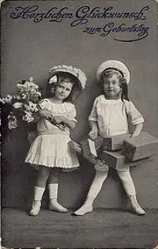 Kinder mit Paketen und Blumenstrauß Geburtstagskarte gebr. ca. 1910