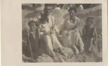 Bademode Familie am Strand Echtfotokarte * ca. 1920
