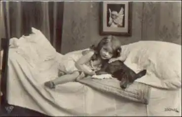 Dackel mit Kind im Bett 33242/4 o 11.12.1913