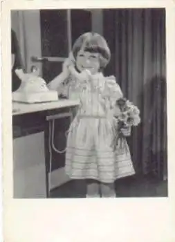Telefon Mädchen mit Blumenstrauß * ca. 1940