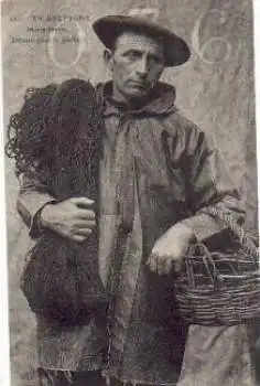 Fischer aus Bretagne mit Netz und Korb, * ca. 1910