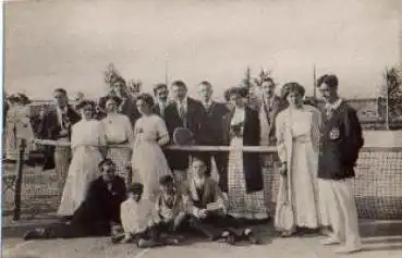 Gruppenaufnahme am Tennis  Netz Echtfoto * ca. 1910