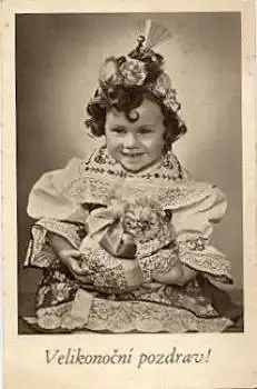 Kind mit Osterei in Festtracht * ca. 1930