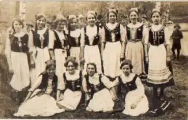 Mädchen in Festtracht * ca. 1910