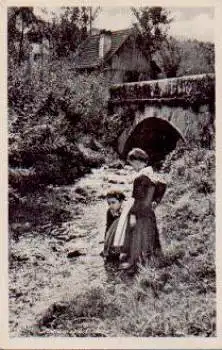 Schwarzwaldkinder am Fluss Trachten * ca. 1940