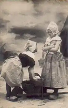 Kinder mit Schubkarre in Holländer Tracht o 08.11.1909