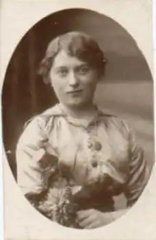 Frau mit Blumenstrauß Echtfoto gebr. ca. 1915