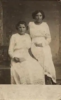 Frauen auf Bank sitzend mit weißen Kleidern * ca. 1910