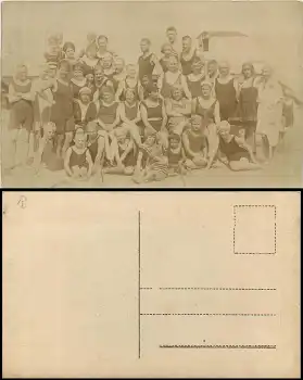 Bademode Gruppe am Strand Foto-AK ca. 1930