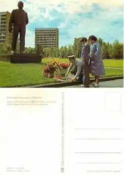 Sigmund Jähn am Gagarin Denkmal im Sternenstädtchen *1978