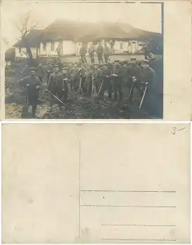 Deutsche Soldaten in Uniform mit Schaufeln 1.WK um 1916