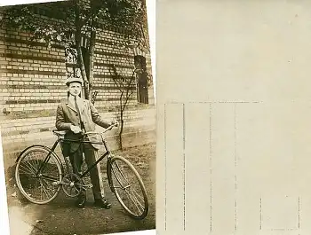 Mann mit Fahrrad Echtfotokarte *ca. 1920