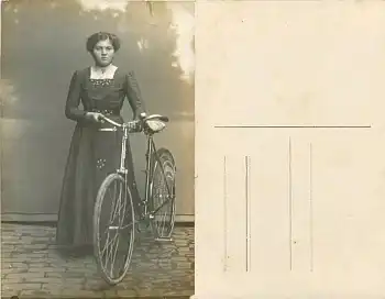 Frau mit Fahrrad Echtfoto Karte *ca. 1910