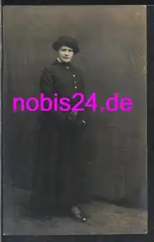 Dame im eleganten Kleid mit Hut o 30.12.1916