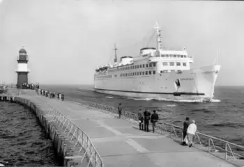 Ostseefähre "Warnemünde" an der Mole von Warnemünde o 22.6.1977