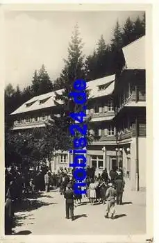 Pred vchodom do Demänovskych jaskyn o 1958