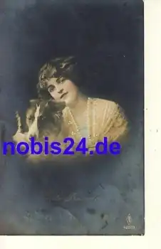 Dame mit Hund o 1917
