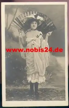 Dame mit Fächer *ca. 1900