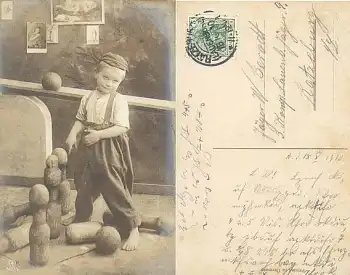 Kegeln Junge beim Kegelsetzen o 18.10.1910