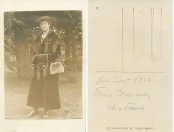 Dame mit Muff und Pelzen Fotokarte * 1918