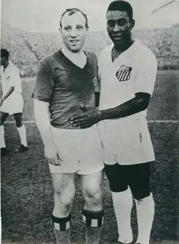 Uwe Seeler HSV und Pele FC Santos Brasilien Fussballspieler Echtfoto 18 x 13 cm um 1965