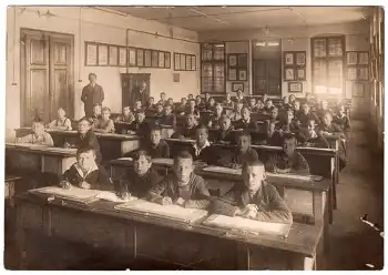 Klassenzimmer mit Schüler Echtfoto 16,5 x 11,5 cm um 1930