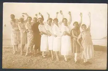 Bademode Frauen am Strand Echtfotokarte * ca. 1910