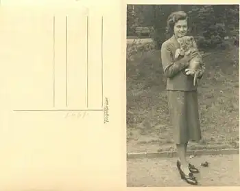 Frau mit Löwenbaby *ca.1930
