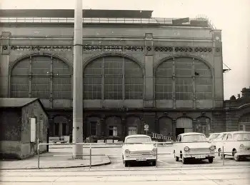 Dresden Hauptbahnhof Seitenansicht Trabant 601 Grossfoto  um 1970