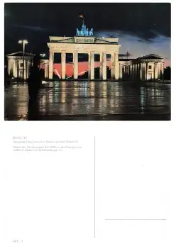 Berlin Brandenburger Tor mit Postern der Grenztruppen der DDR * um 1970