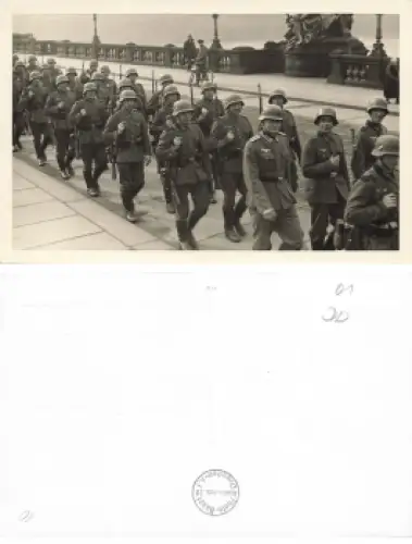 Dresden Carolabrücke mit Wehrmachtsoldaten um 1940