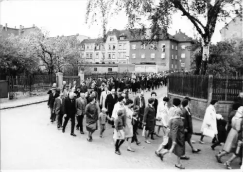 01616 Strehla Elbe Maidemonstration Ernst Thälmann Strasse ehemals Adolf Hitler Strasse 1969