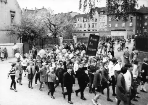 01616 Strehla Elbe Maidemonstration Ernst Thälmann Strasse 1969