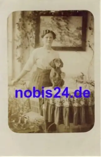 Dackel und Frauchen Echtfotokarte * um 1920