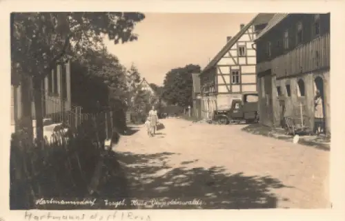 01762 Hartmannsdorf Reichenau Erzgebirge Dorfstrasse mit LKW o 1953
