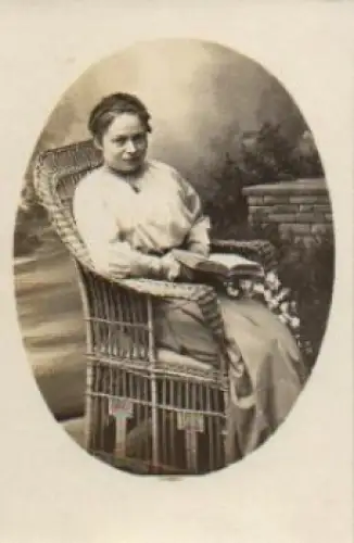Frau  Buch lesend Echtfoto * ca. 1910