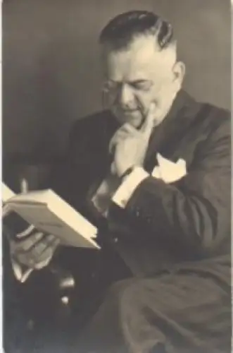 Mann liest Buch, Echtfoto gebr. ca. 1930