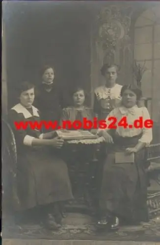 Frauen mit Fotoalbum Echtfoto, o 13.4.1916