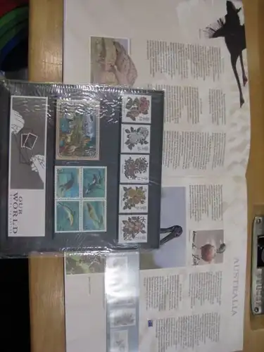 Thematisches Buch "Our World" mit Briefmarken
