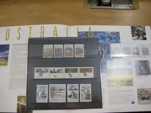 Thematisches Buch "Our World" mit Briefmarken