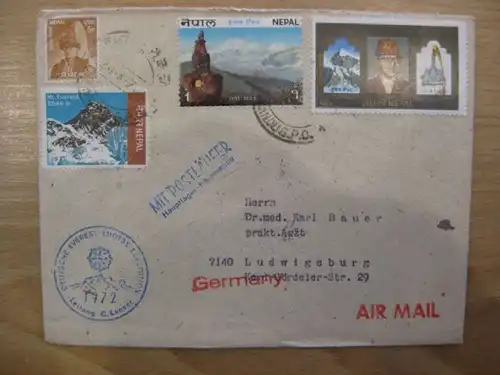 Deutsche Everest - Lhotse-Expedition 1972,
Leitung: G. Lenser
mit Postläufer vom Hauptlager nach Kathmandu