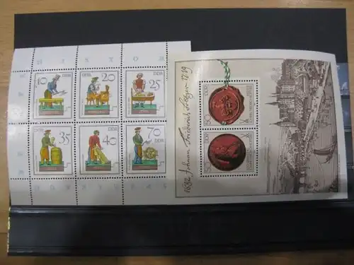 DDR Jahrgang 1982 
mit: 69 Marken, 4 Blocks, 5 Zusammendrucke und 2 Kleinbogen, postfrisch, ** mit ausschließlich kompletten Sätzen