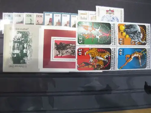 DDR Jahrgang 1985 
mit: 50 Marken, 3 Blocks, 7 Zusammendrucke und 2 Kleinbogen, postfrisch, ** mit ausschließlich kompletten Sätzen