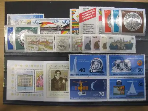 DDR Jahrgang 1986 
mit: 46 Marken, 4 Blocks, 7 Zusammendrucke und 3 Kleinbogen, postfrisch, ** mit ausschließlich kompletten Sätzen