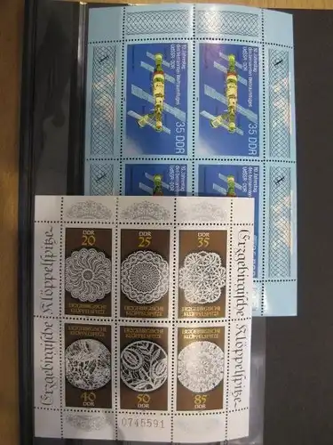 DDR Jahrgang 1988 
mit: 54 Marken,7 Blocks, 7 Zusammendrucke und 4 Kleinbogen, postfrisch, ** mit ausschließlich kompletten Sätzen