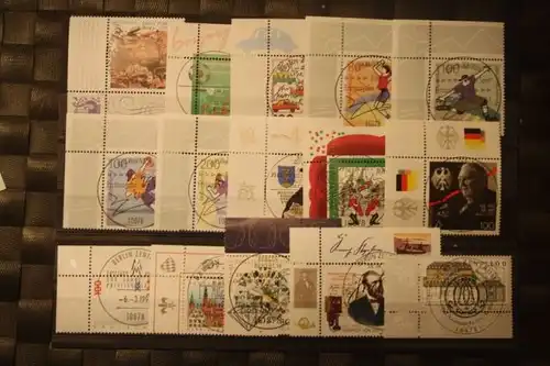 Jahrgang 1997, komplett, mit Blöcken, Ersttagsgestempelt, Vollstempel, sämtliche Marken mit  Eckrand, plus Zugaben amtl. Klappkarte der POST und amtlicher Gedenkblatt-Vorläufer der POST