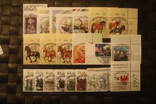Jahrgang 1997, komplett, mit Blöcken, Ersttagsgestempelt, Vollstempel, sämtliche Marken mit  Eckrand, plus Zugaben amtl. Klappkarte der POST und amtlicher Gedenkblatt-Vorläufer der POST