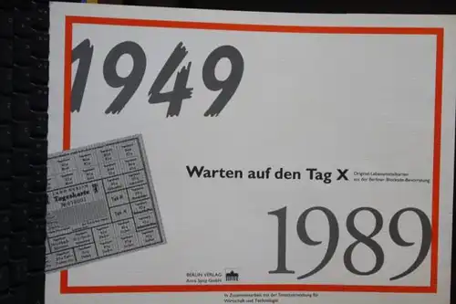 Warten auf den Tag X; Mappe mit Original-Lebensmittelkarten und MH Paketzulassungsmarken des Berliner Senates