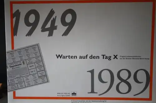 Markenheft Paketzulassungsmarke (PZ I) in Sammelmappe: Warten auf den Tag X; mit Original-Lebensmittelkarten