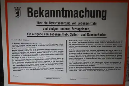 Markenheft Paketzulassungsmarke (PZ I) in Sammelmappe: Warten auf den Tag X; mit Original-Lebensmittelkarten